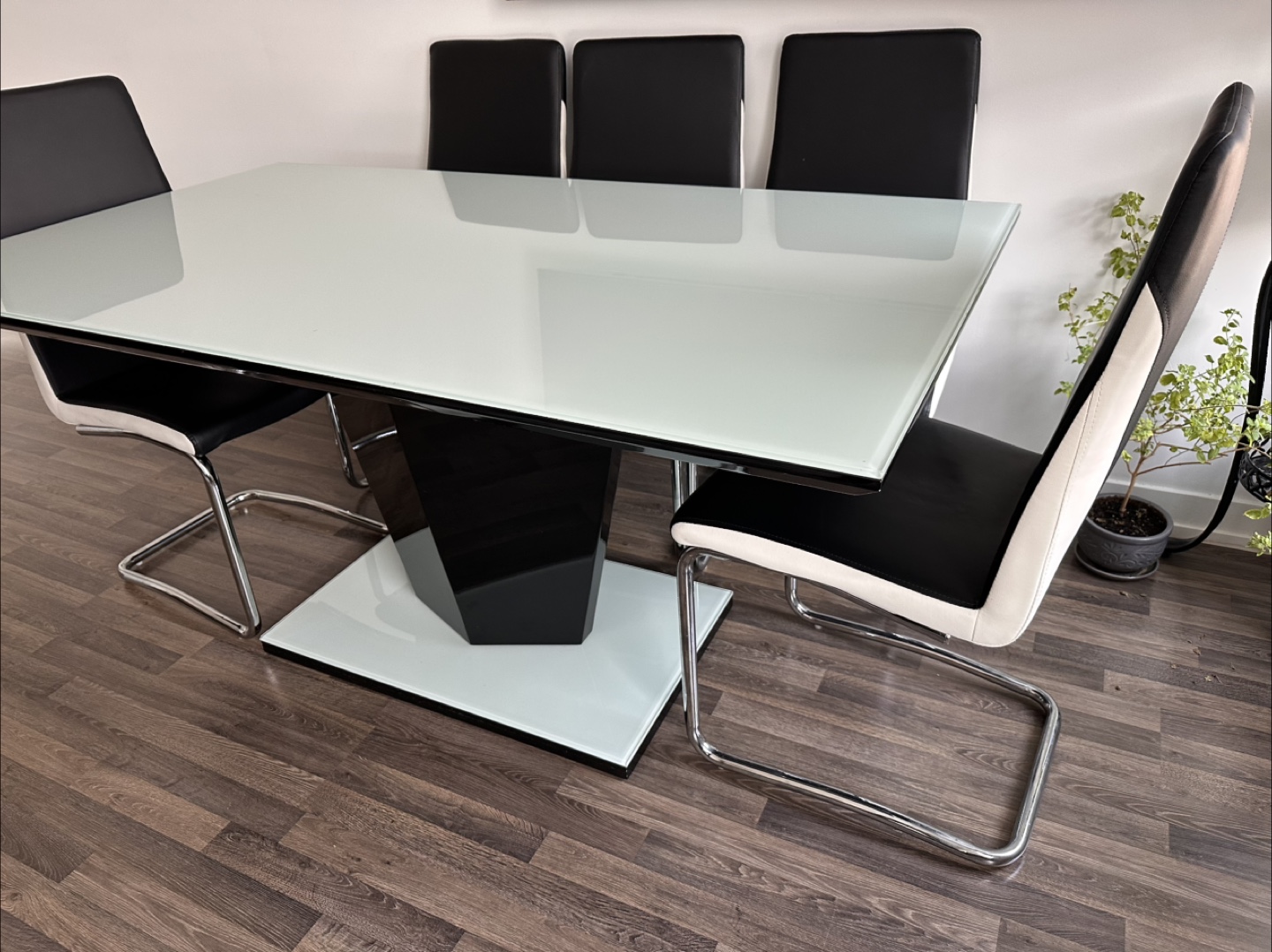 Modern High End Glass 7 Piece Dinning Table with Chairs