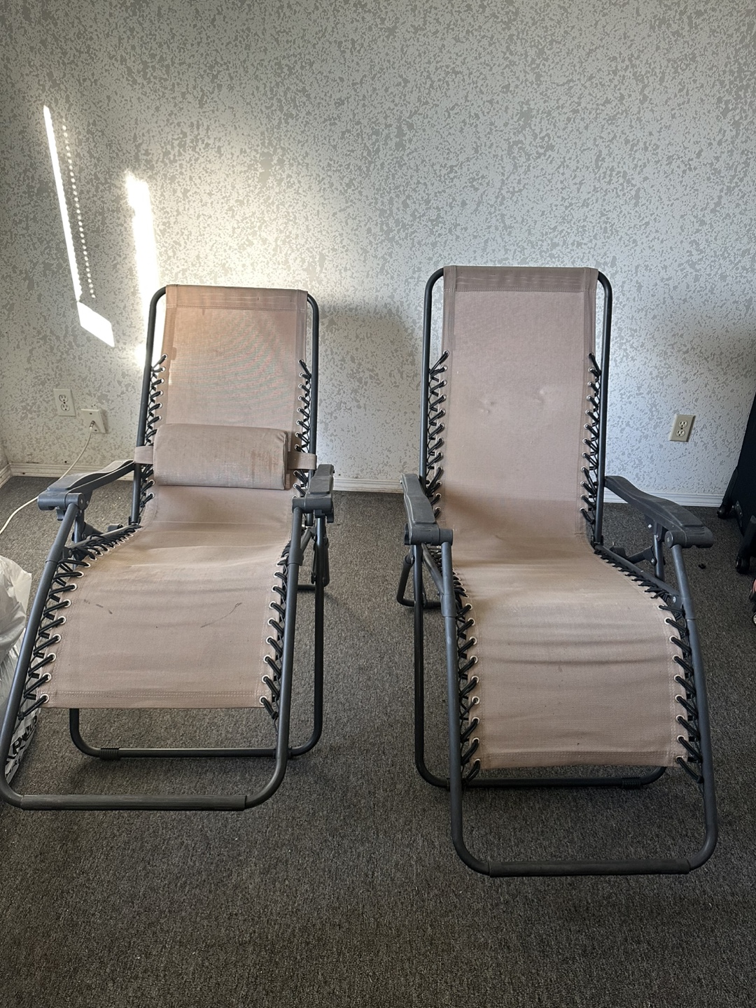 Pair of Zero Gravity Lounge Chairs - photo 2