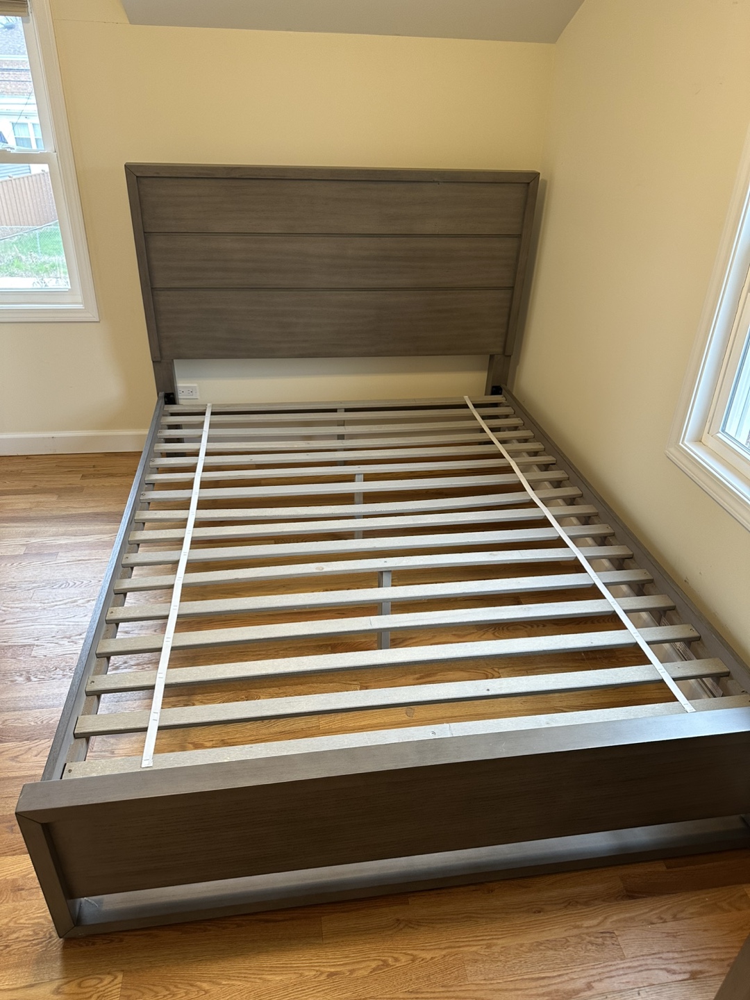 Queenw bed- Stylish Queen Bed Frame
