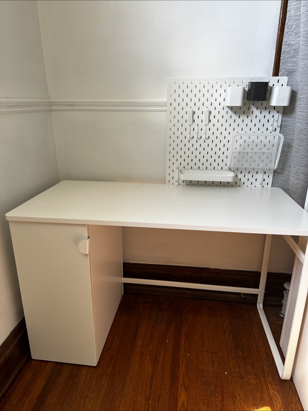 desk with pull-out storage unit