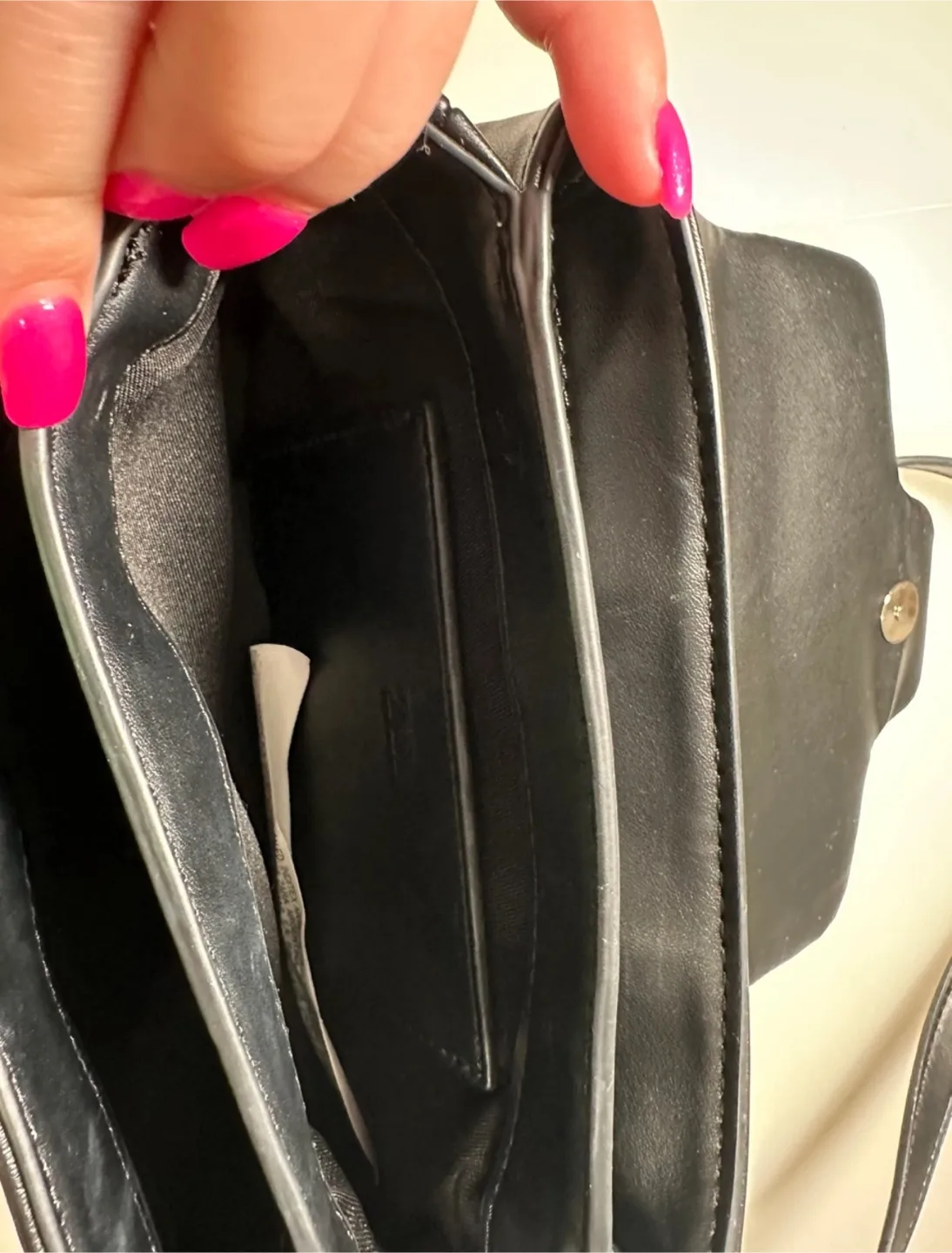 Black Leather Crossbody Bag image indicator(3)