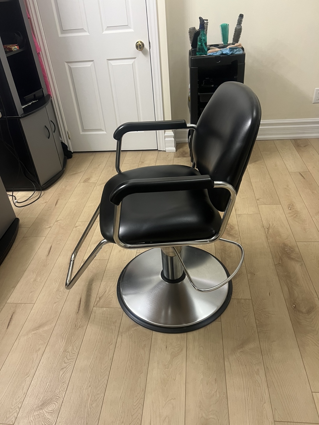 Salon Styling Chair - Black Leather - photo 2