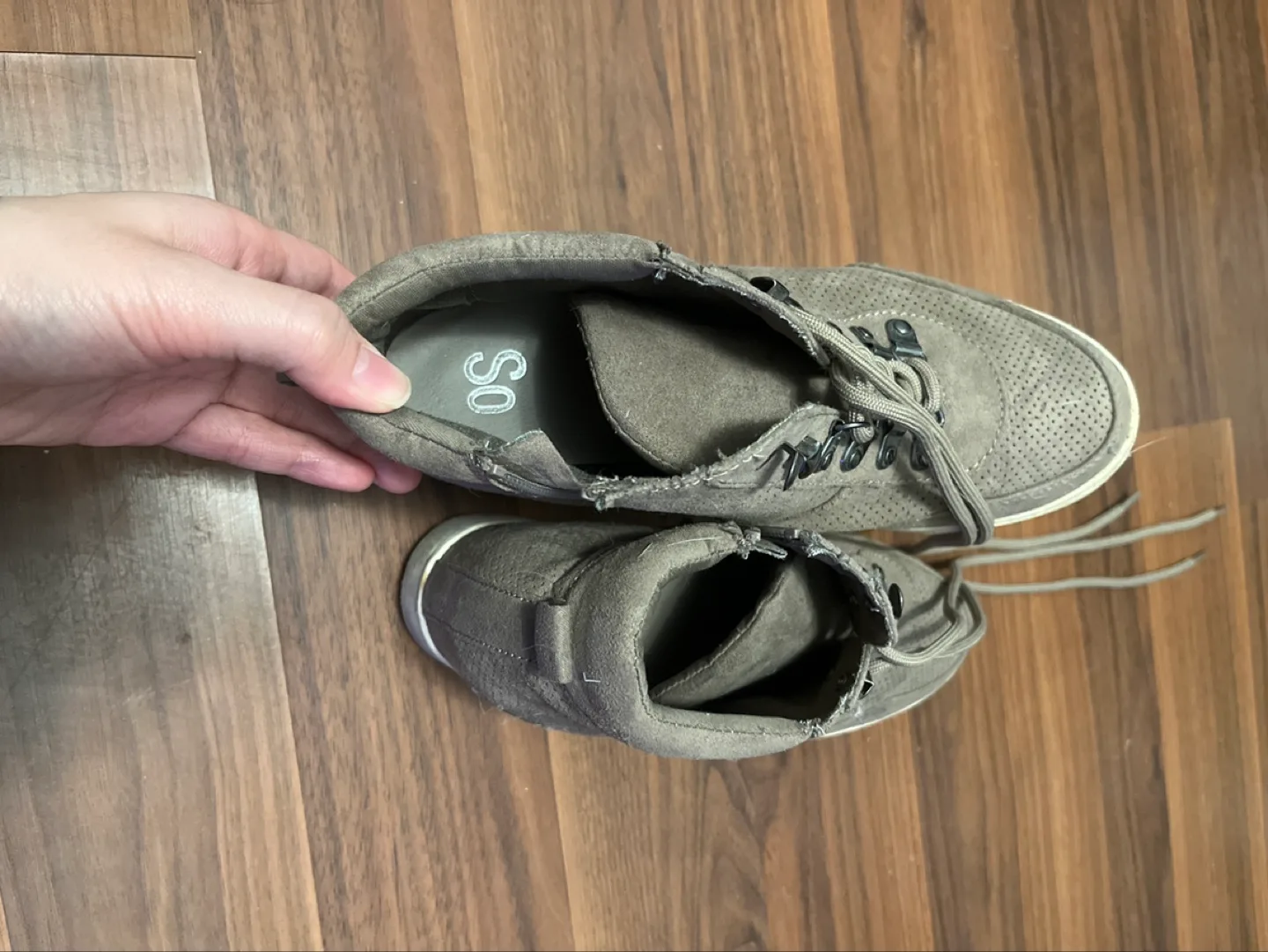 FREE Leggings with fleece, slippers and SO Shoes size 9 image indicator(8)