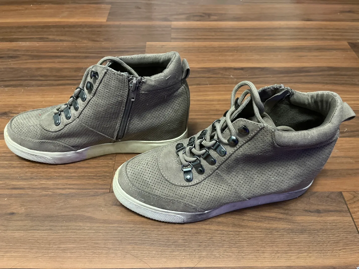 FREE Leggings with fleece, slippers and SO Shoes size 9 image indicator(7)