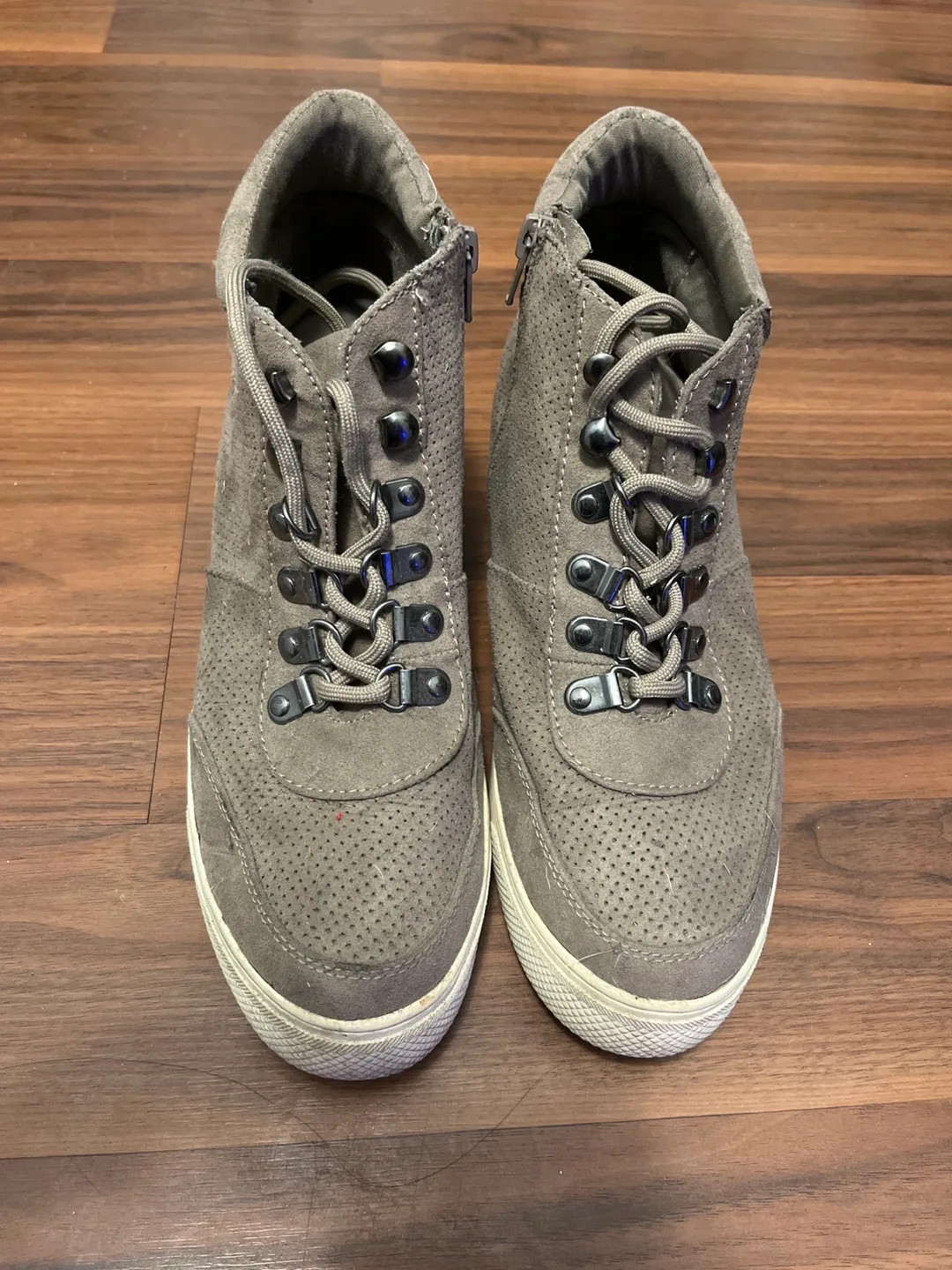 FREE Leggings with fleece, slippers and SO Shoes size 9 image indicator(6)