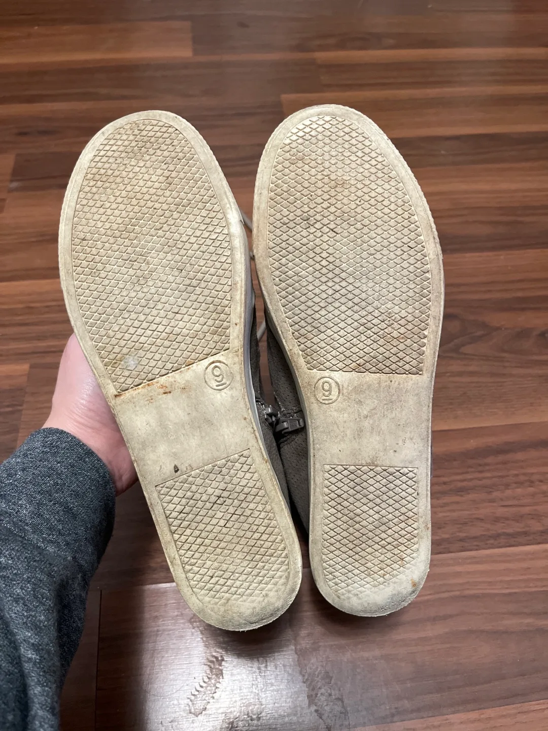 FREE Leggings with fleece, slippers and SO Shoes size 9 image indicator(9)