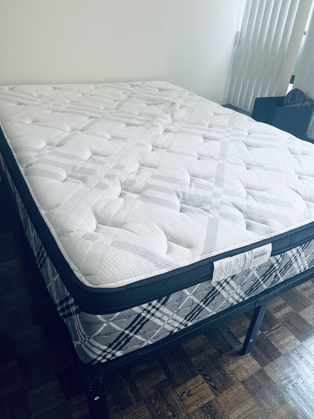 Full Mattress Kingsdown Natasha Innerspring Eurotop + bed frame