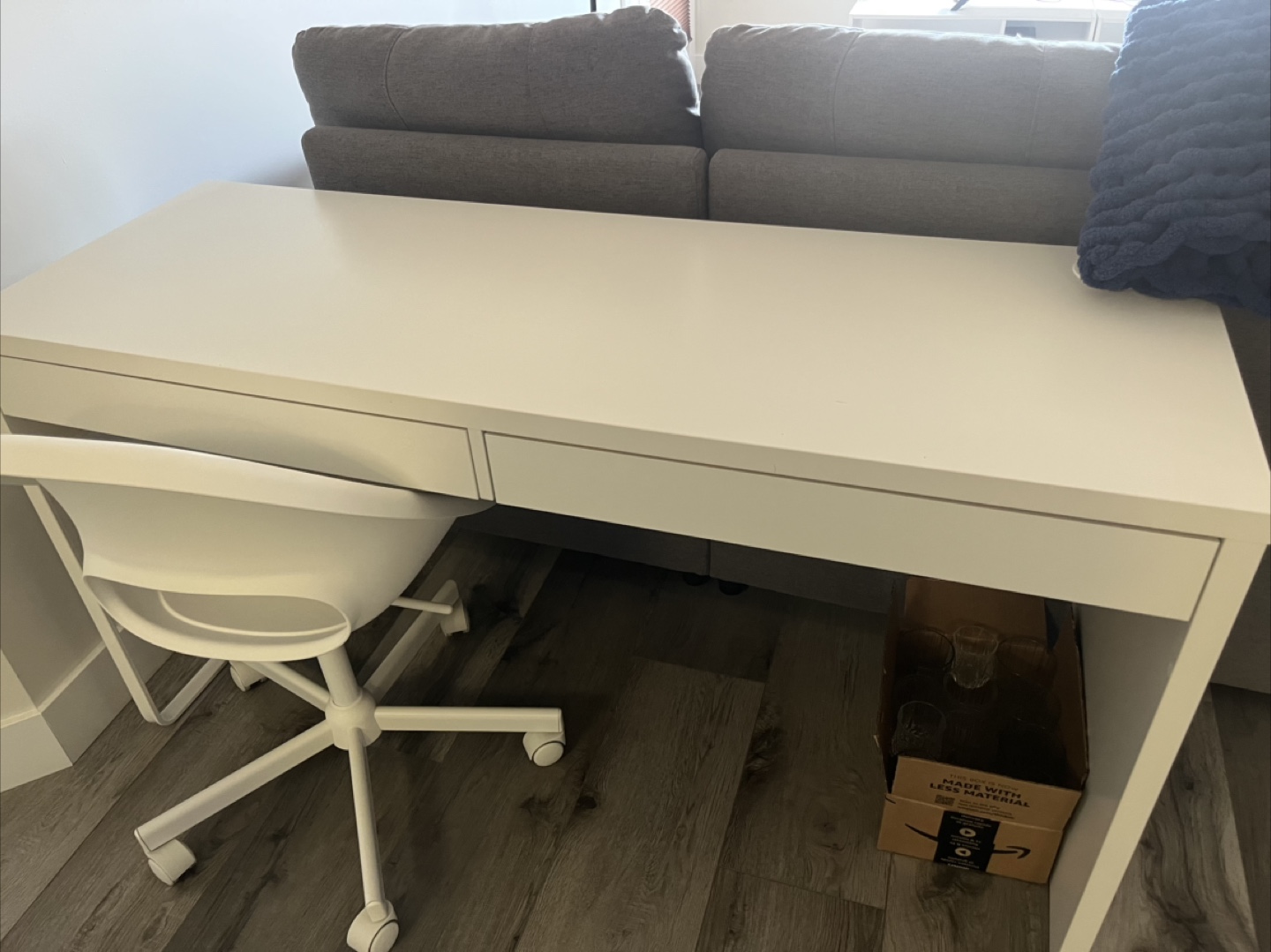 IKEA MICKE Desk & LOBBERGET/MALSKÄR Chair - White