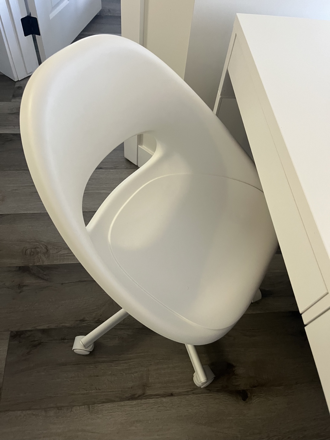 IKEA MICKE Desk & LOBBERGET/MALSKÄR Chair - White - photo 2