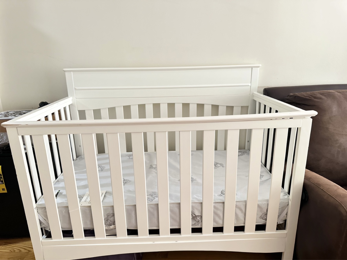 LAST CHANCE!!crib  Delta Children Skylar 6-in-1 Convertible Crib