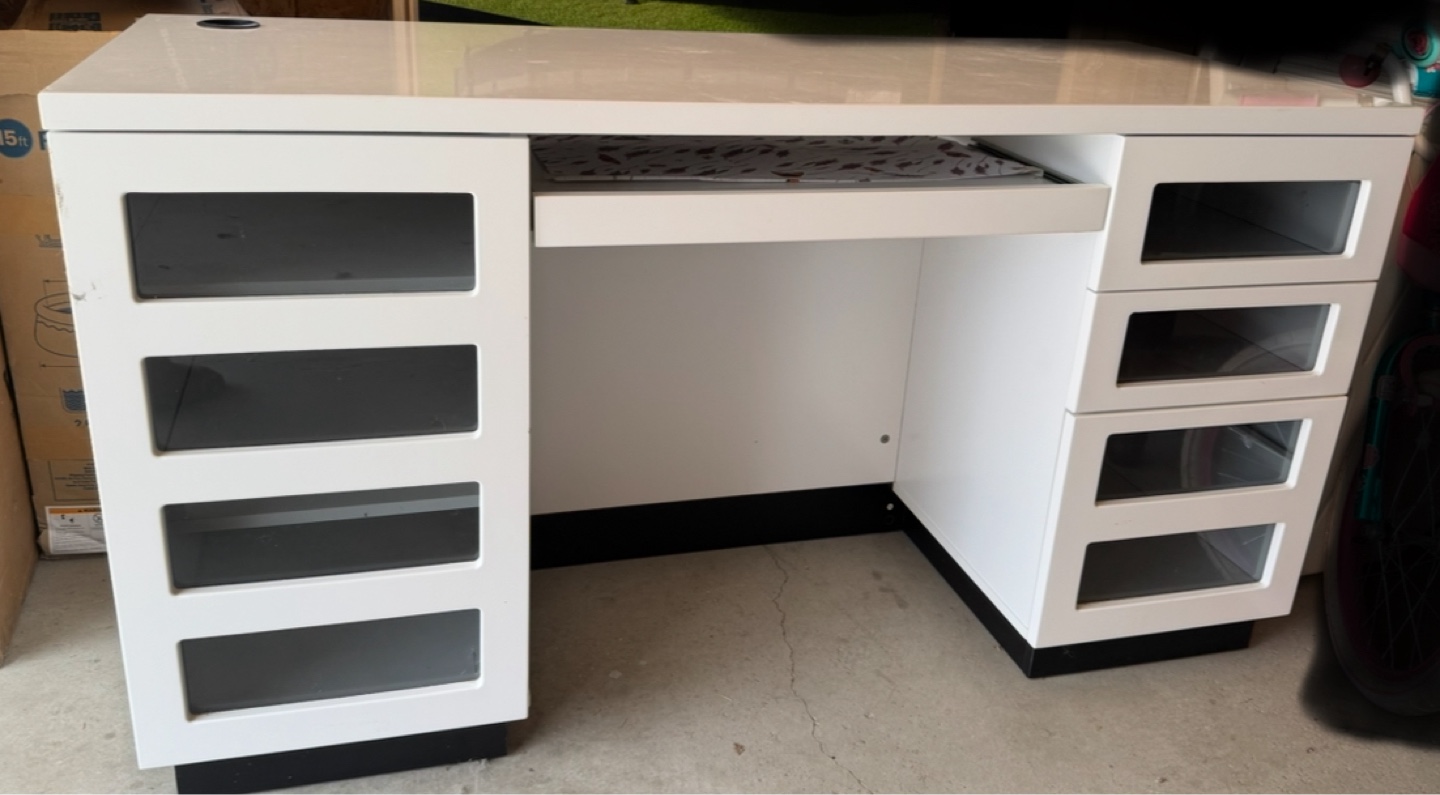 White Vanity Makeup Desk with Lite up Mirror