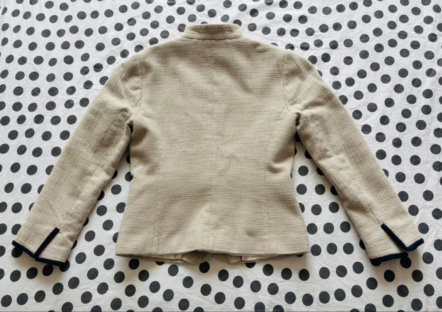 Banana Republic women’s Beige Blazer, fitted cut! Size 0P image indicator(4)