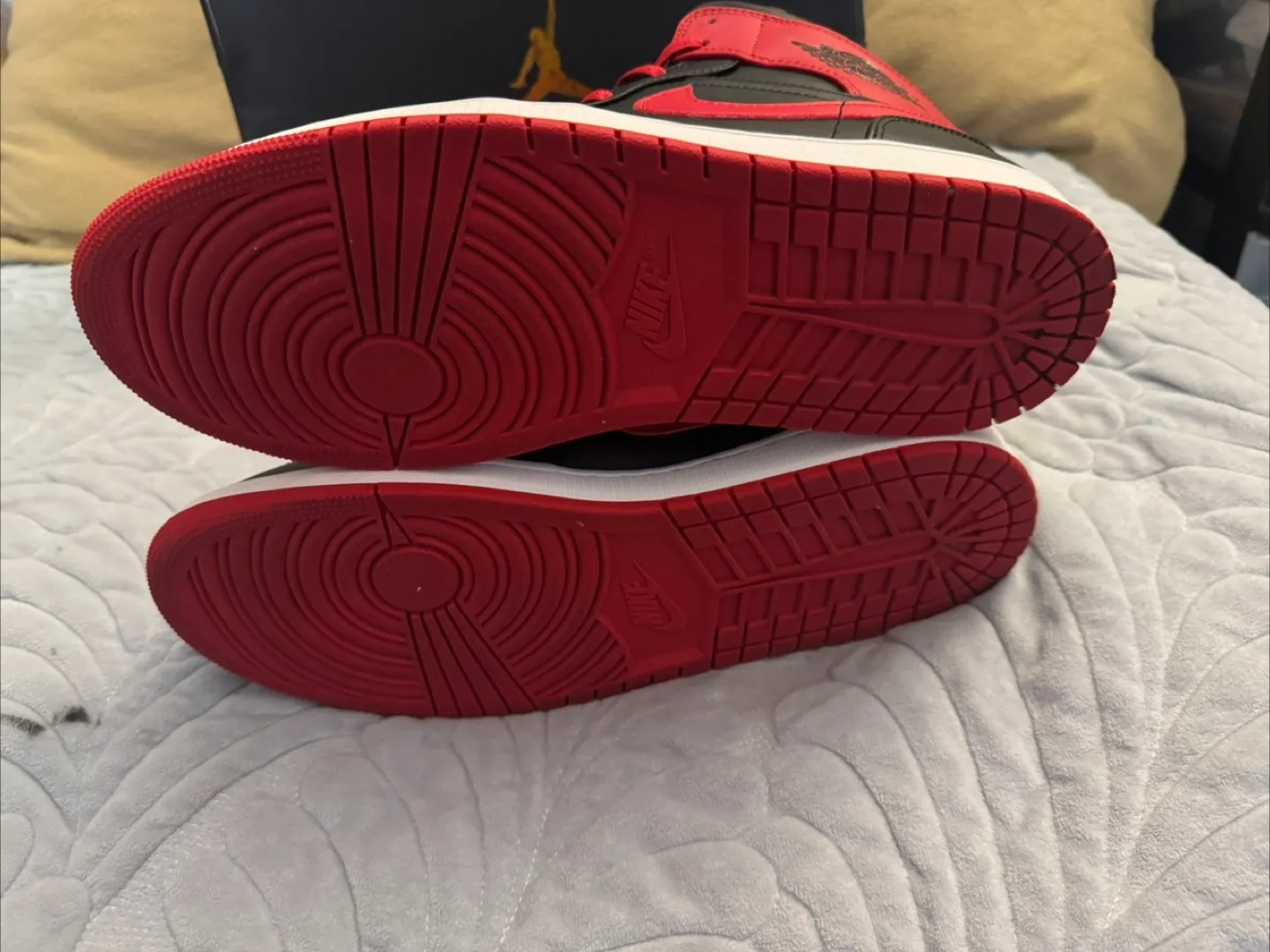 Air Jordan 1 Mid SE (554724-060) Size US 12 image indicator(3)