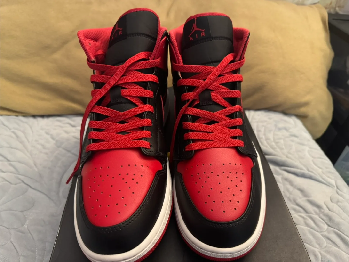 Air Jordan 1 Mid SE (554724-060) Size US 12 image indicator(8)