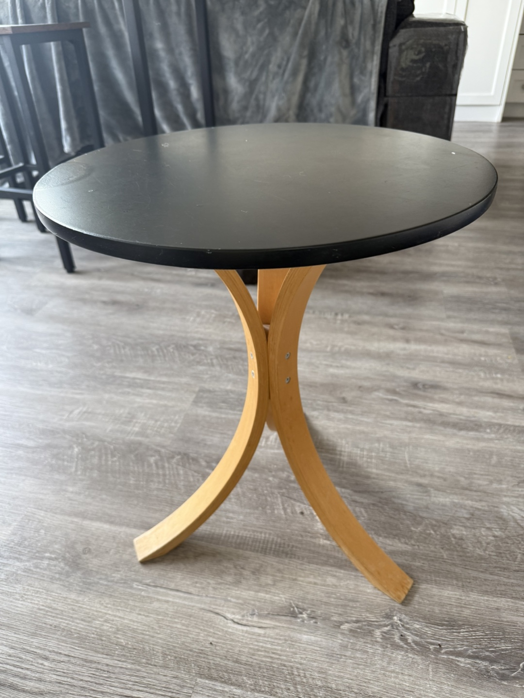 Small Round Side Table with Wooden Legs - photo 3
