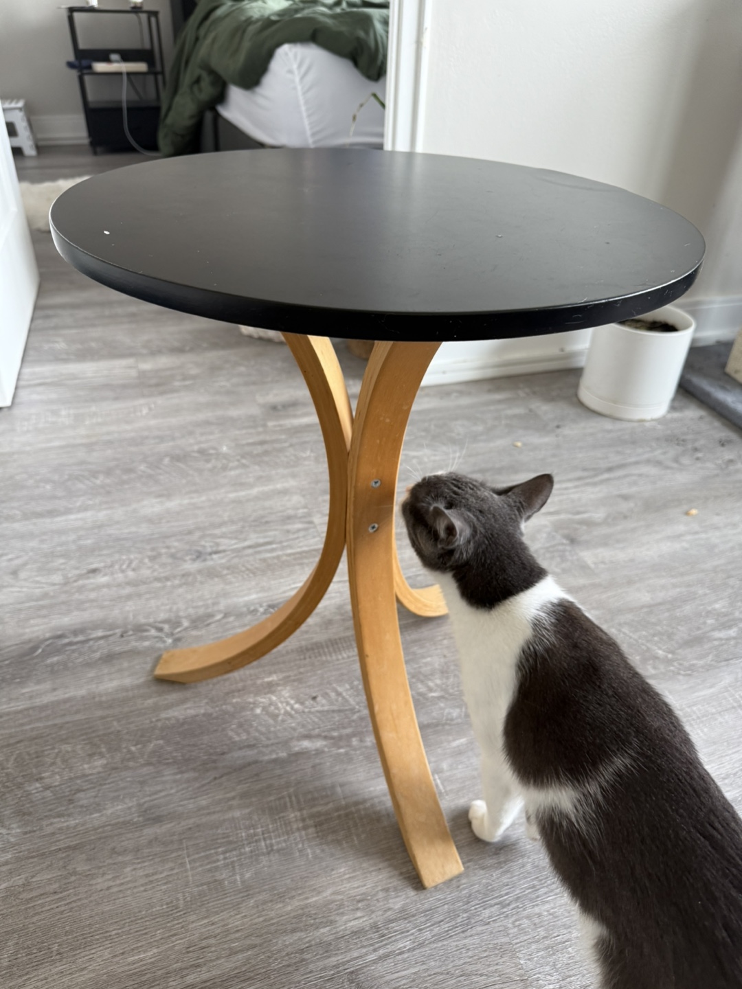 Small Round Side Table with Wooden Legs - photo 4