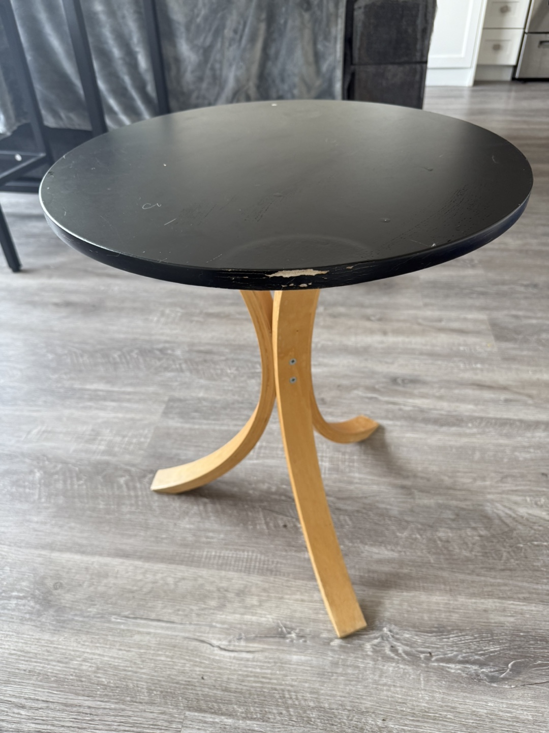 Small Round Side Table with Wooden Legs - photo 2