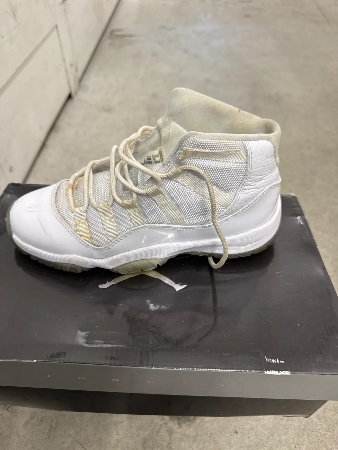 Air Jordan 11 Retro Low White thumbnail