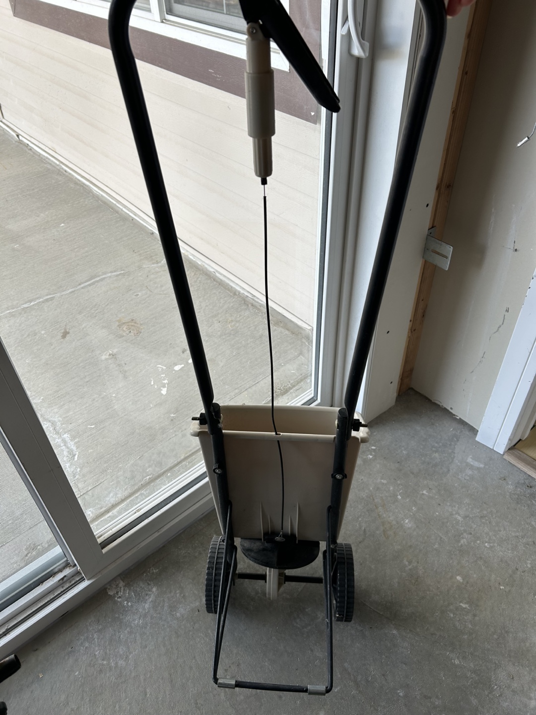 Lawn seed spreader - photo 3