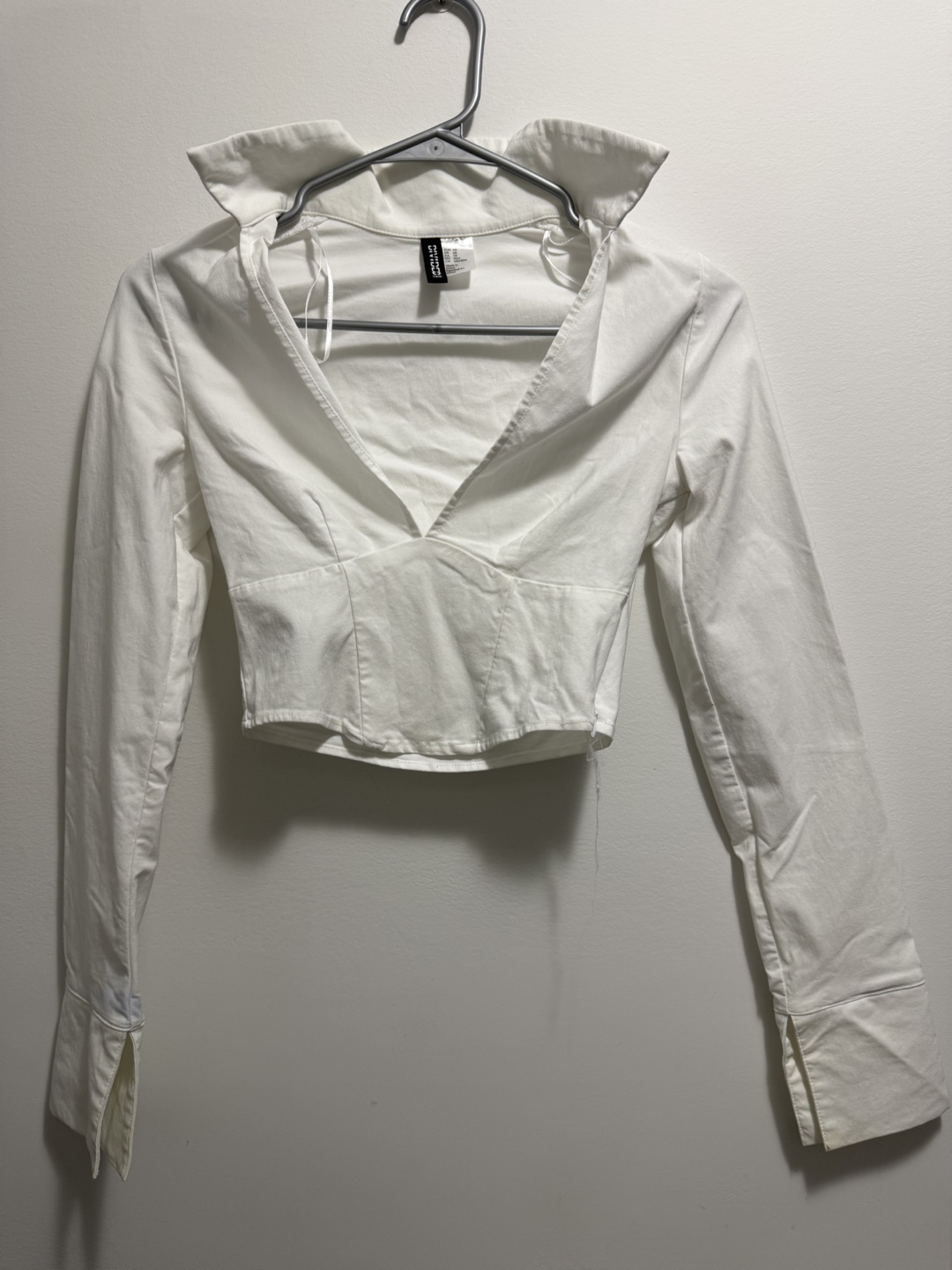 White collared cropped long sleeve blouse