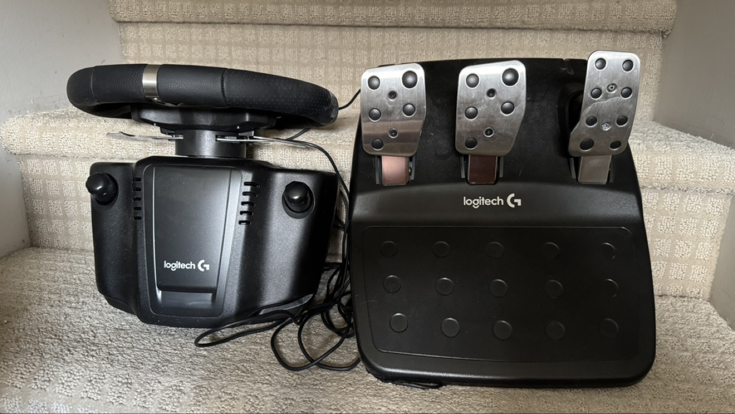 Logitech G920 Driving Force Racing Wheel and Pedals