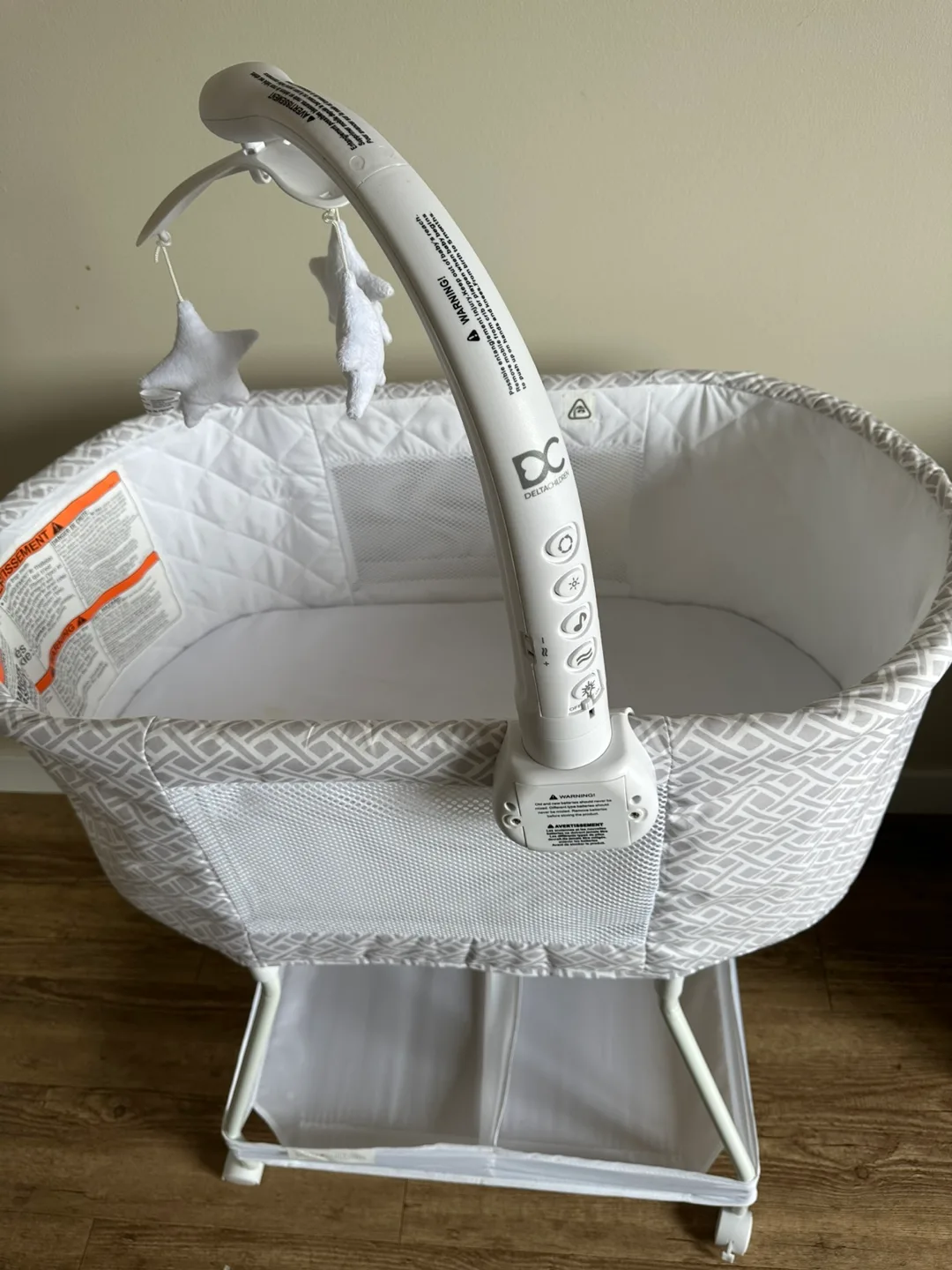 Delta Children Bassinet with Mobile image indicator(2)