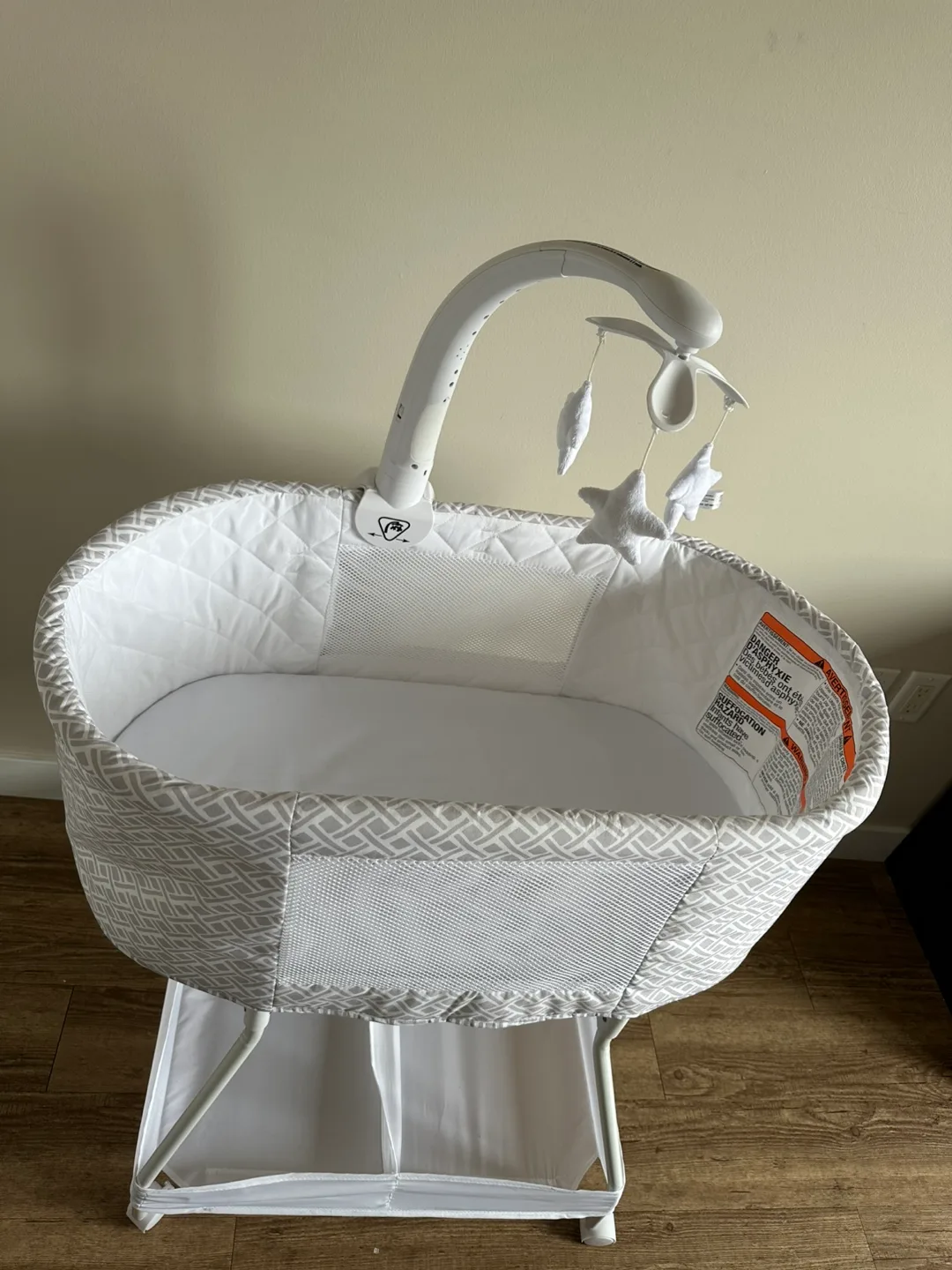 Delta Children Bassinet with Mobile image indicator(3)