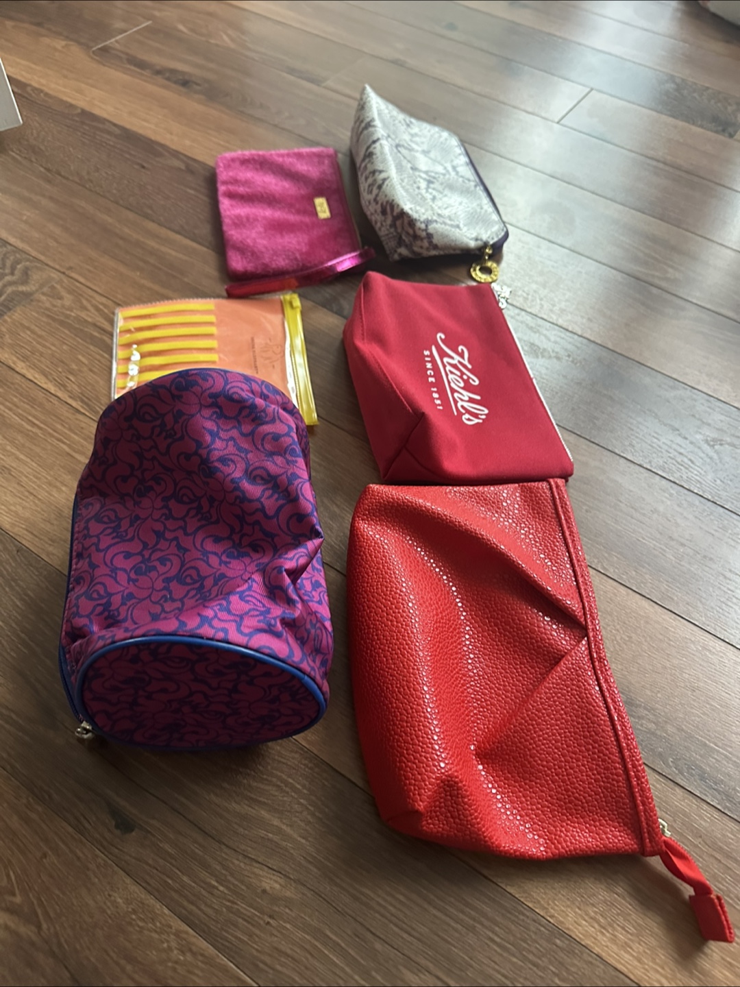 Bundle of six cosmetic bags - photo 2
