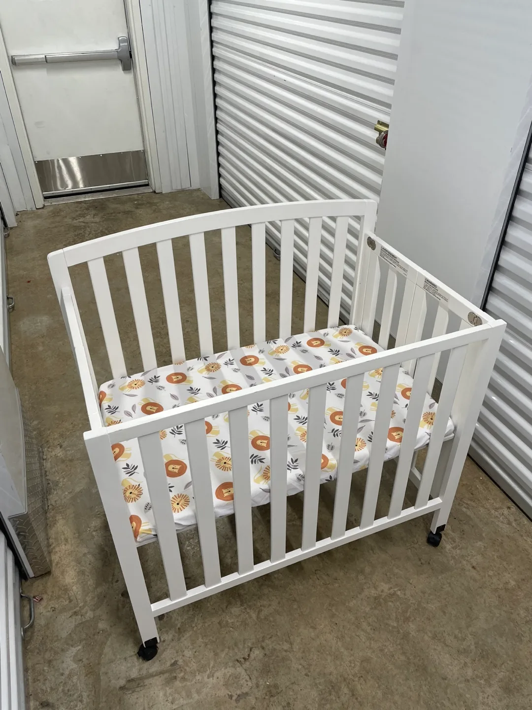 Davinci Dylan Folding Portable 3-in-1 Mini Crib image indicator(2)