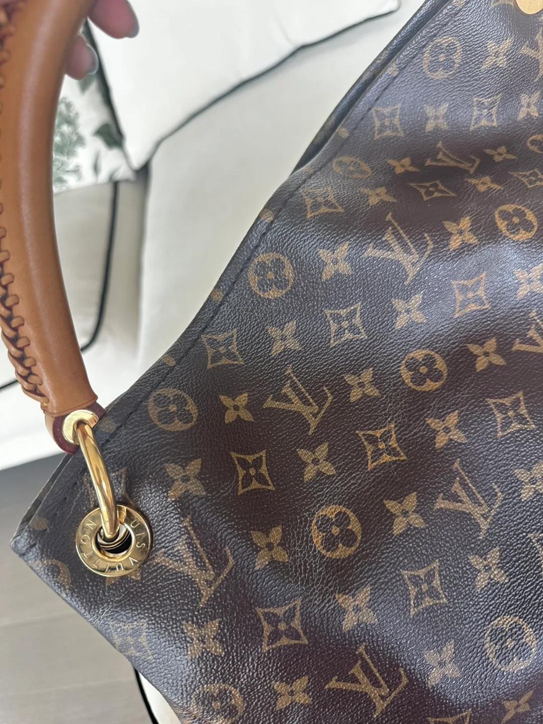 Louis Vuitton LV Monogram Artsy MM image indicator(4)