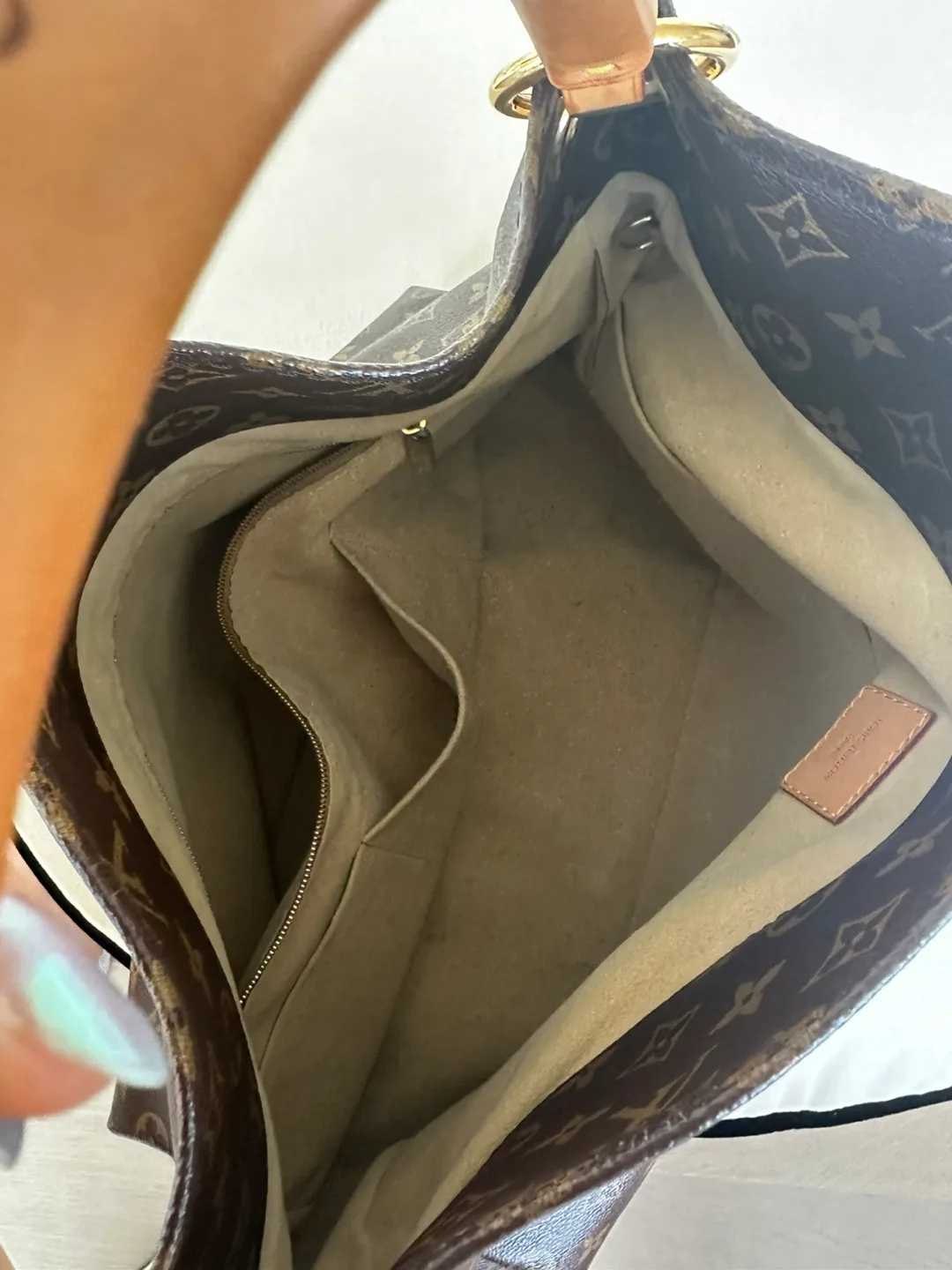 Louis Vuitton LV Monogram Artsy MM image indicator(6)