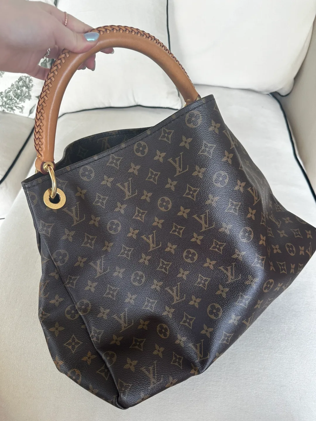 Louis Vuitton LV Monogram Artsy MM image indicator(2)