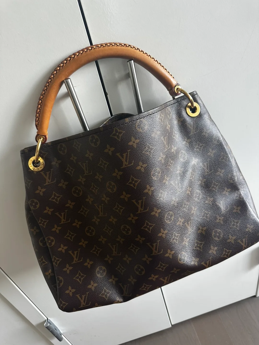 Louis Vuitton LV Monogram Artsy MM image indicator(8)
