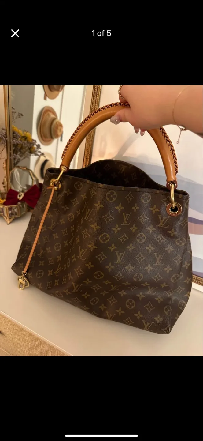 Louis Vuitton LV Monogram Artsy MM image indicator(10)