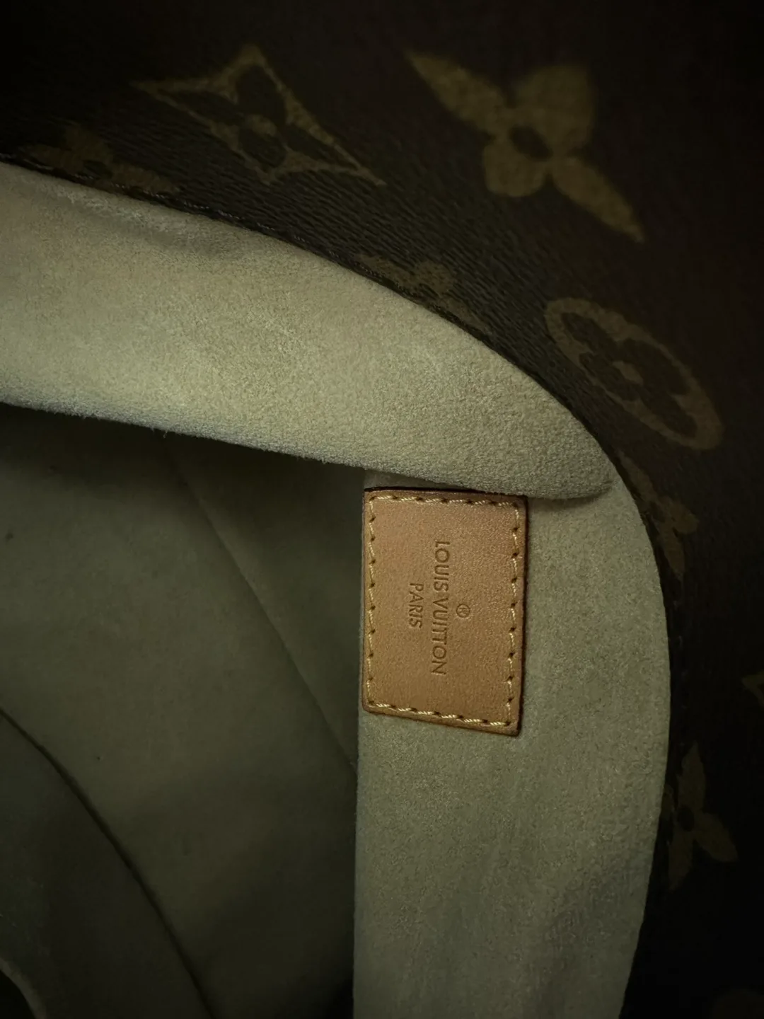 Louis Vuitton LV Monogram Artsy MM image indicator(7)