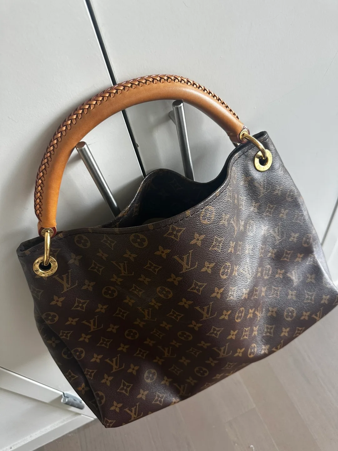 Louis Vuitton LV Monogram Artsy MM image indicator(9)