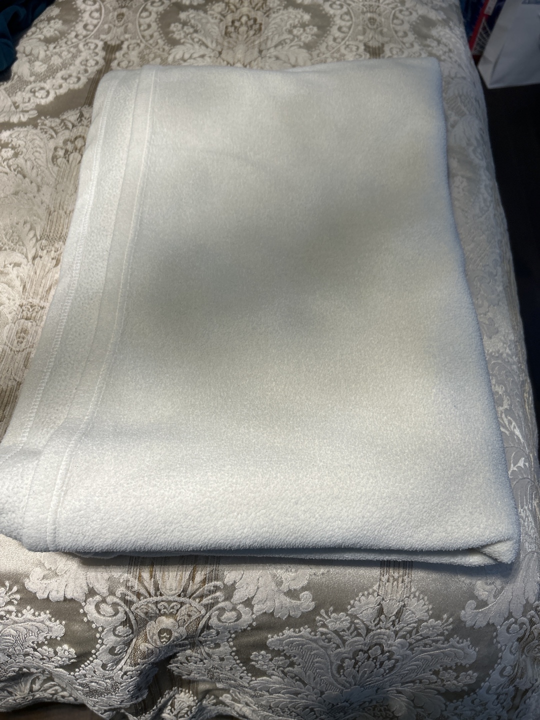 Free💚White Fleece Blanket - photo 2