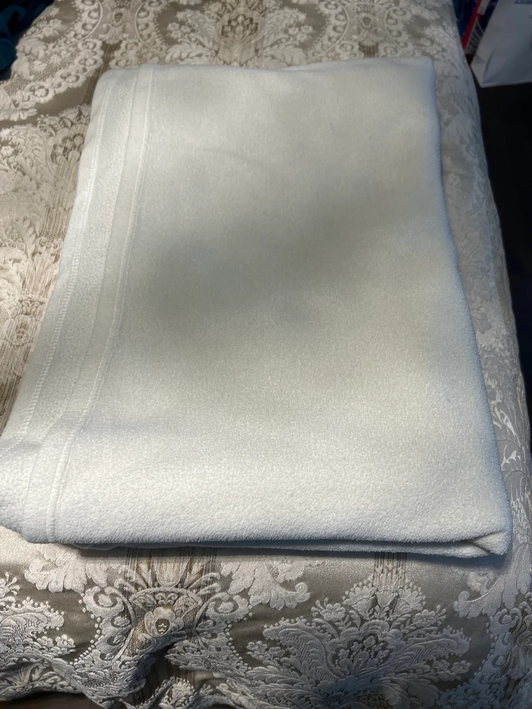 Free💚White Fleece Blanket image indicator(2)