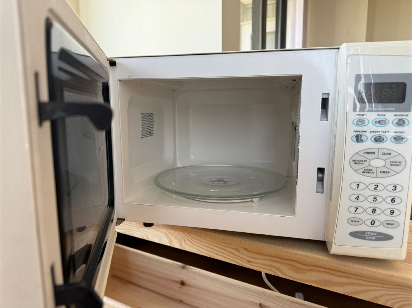 Sylvania Microwave - White - One-Touch Cooking - photo 2