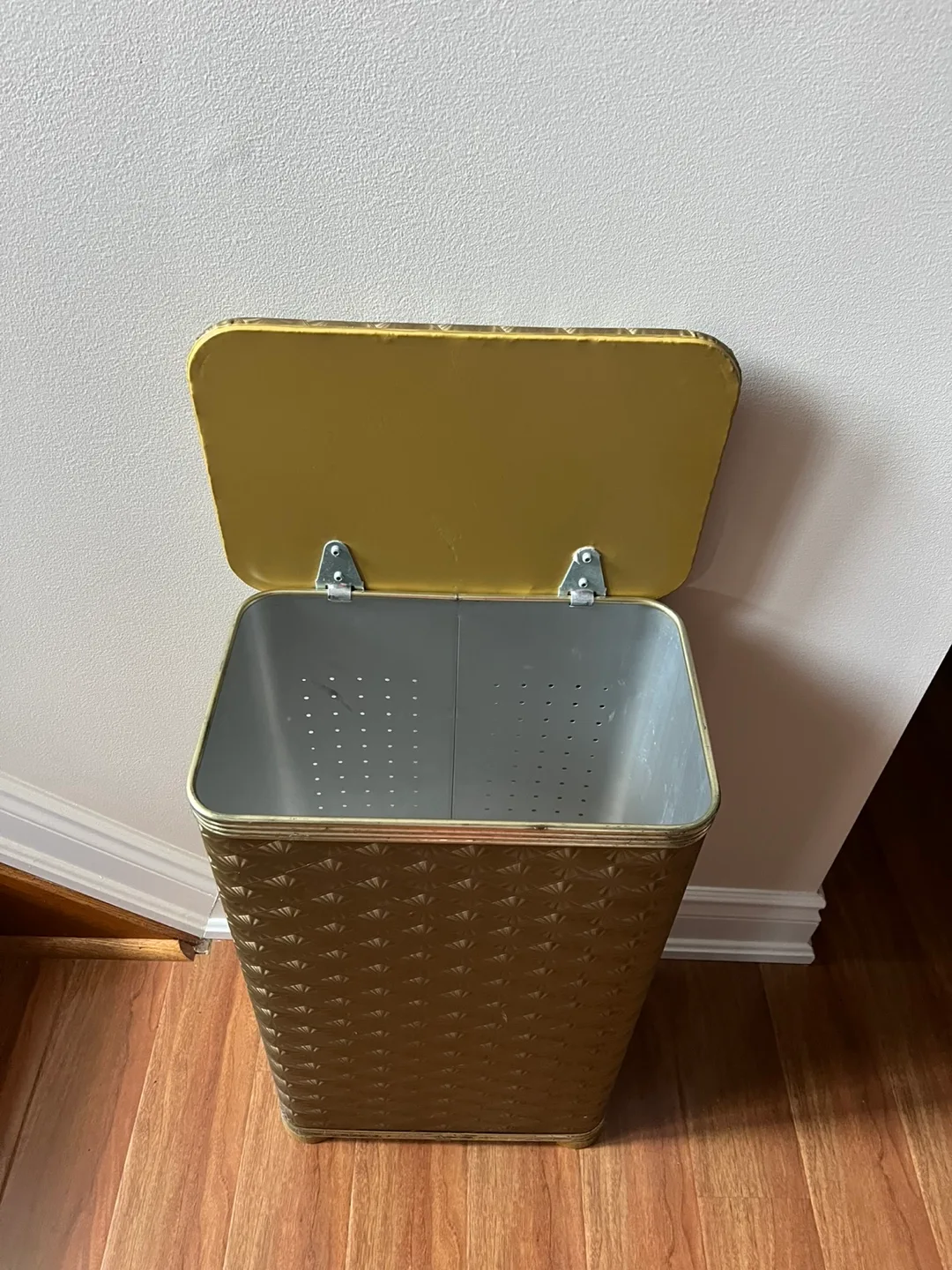 Vintage Gold Metal Laundry Hamper image indicator(2)