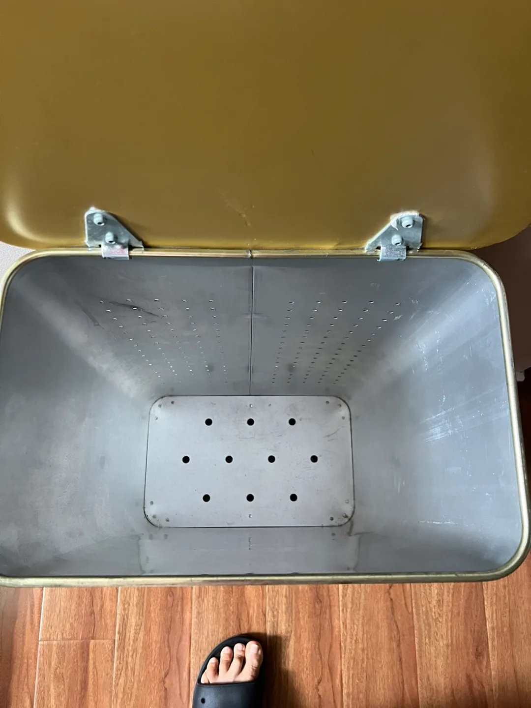 Vintage Gold Metal Laundry Hamper image indicator(3)