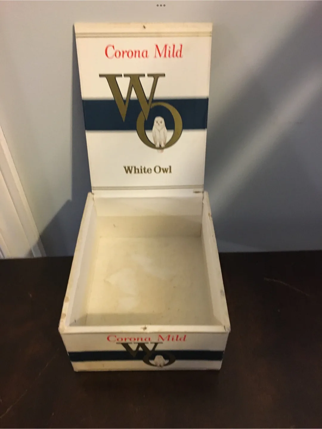 Vintage Cigar Boxes and an Erinmore Mixture Tin image indicator(4)