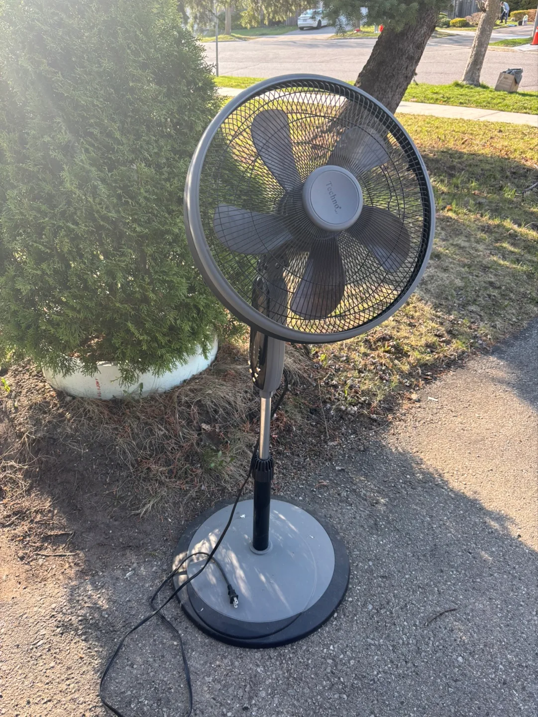 Techno 16-inch Oscillating Stand Fan