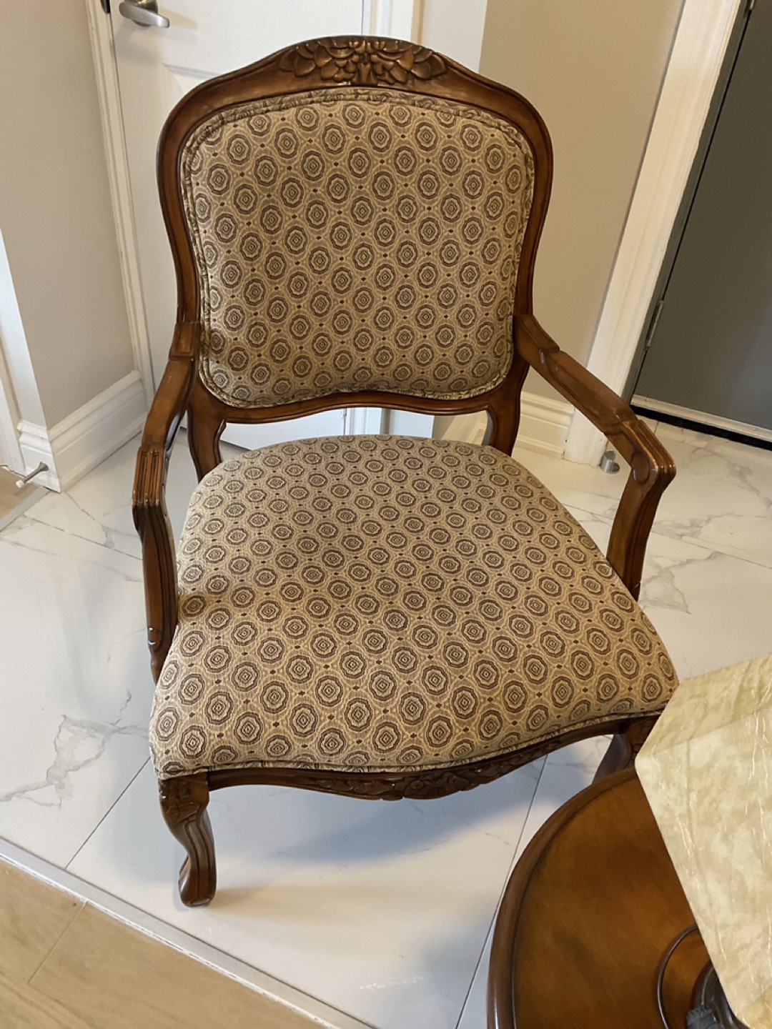 Two Armchairs and End Table Set - photo 4