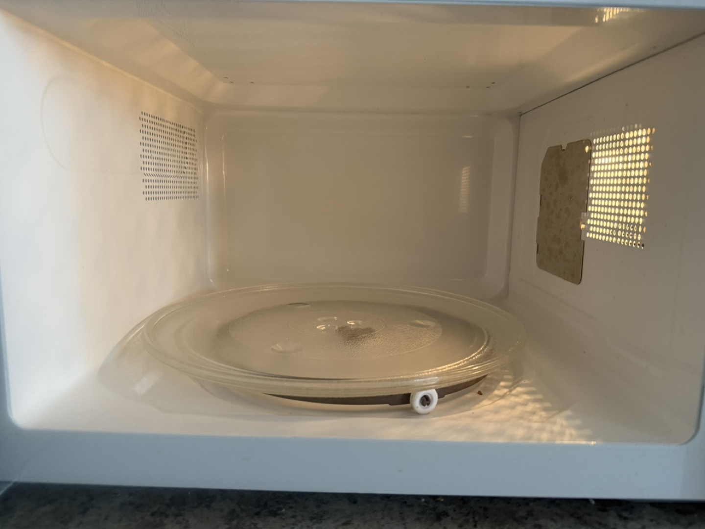 Hamilton Beach Microwave - Over the Counter - photo 2