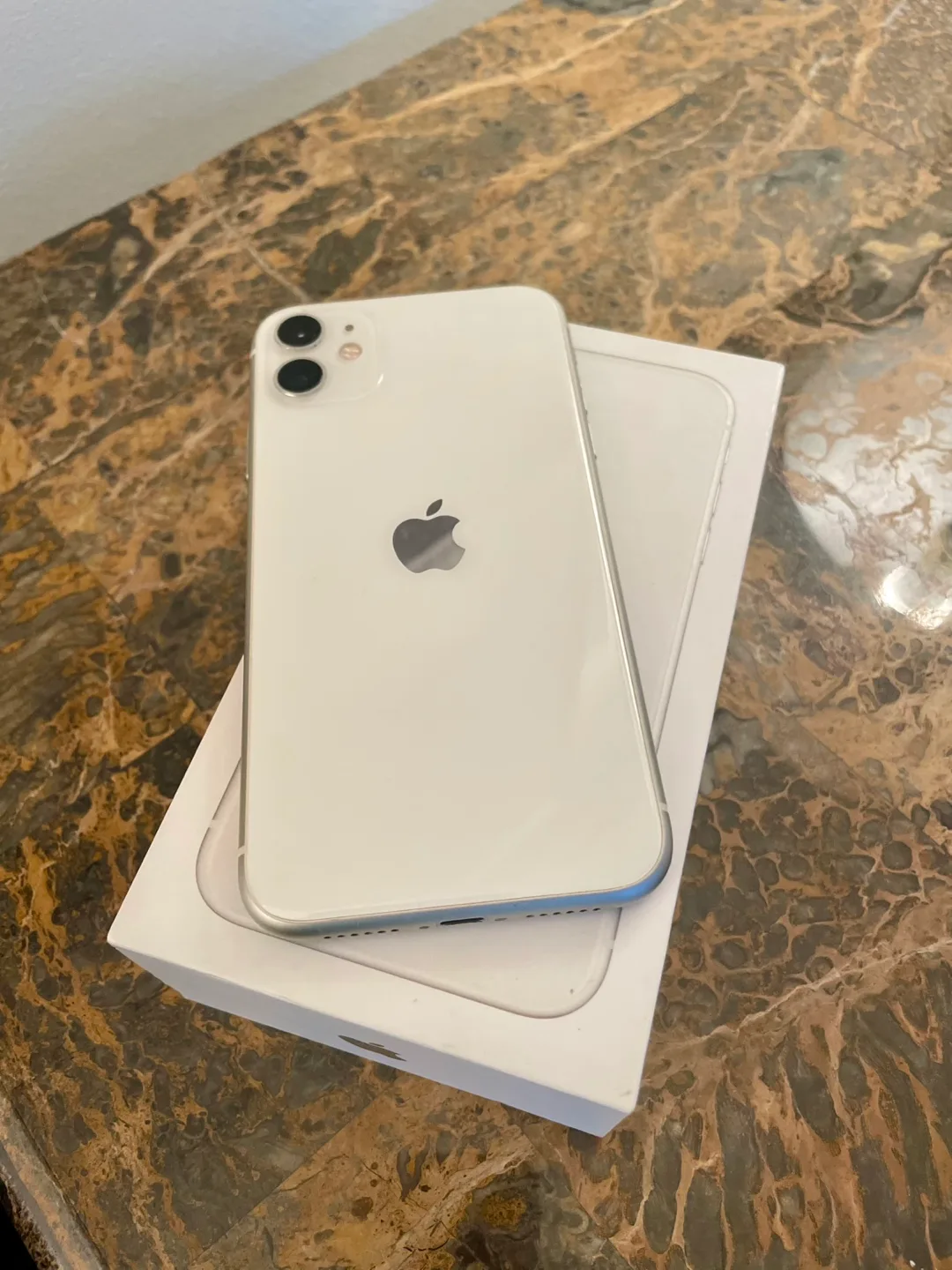 iPhone 11 White with Cases and Box image indicator(2)