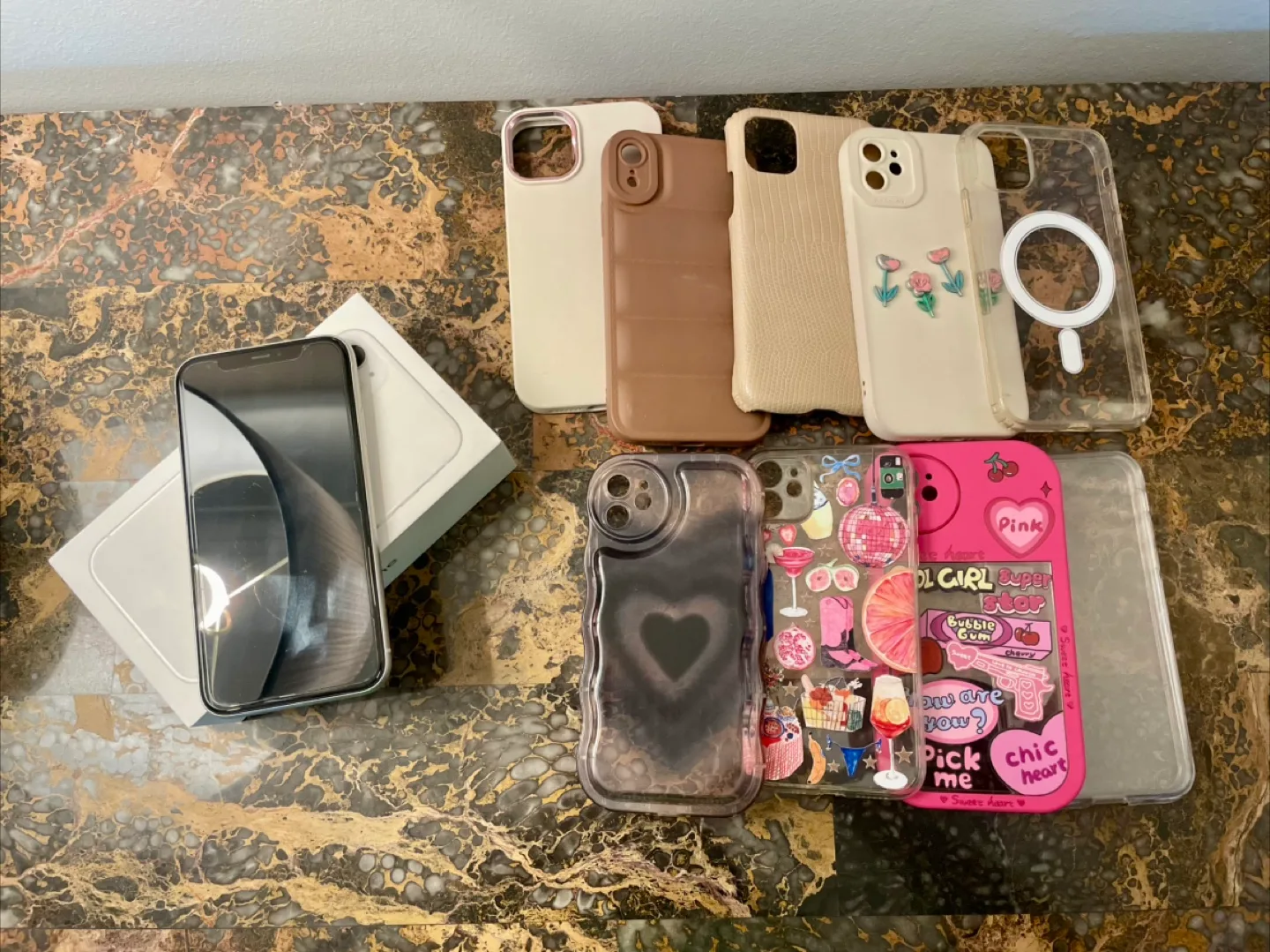 iPhone 11 White with Cases and Box image indicator(3)