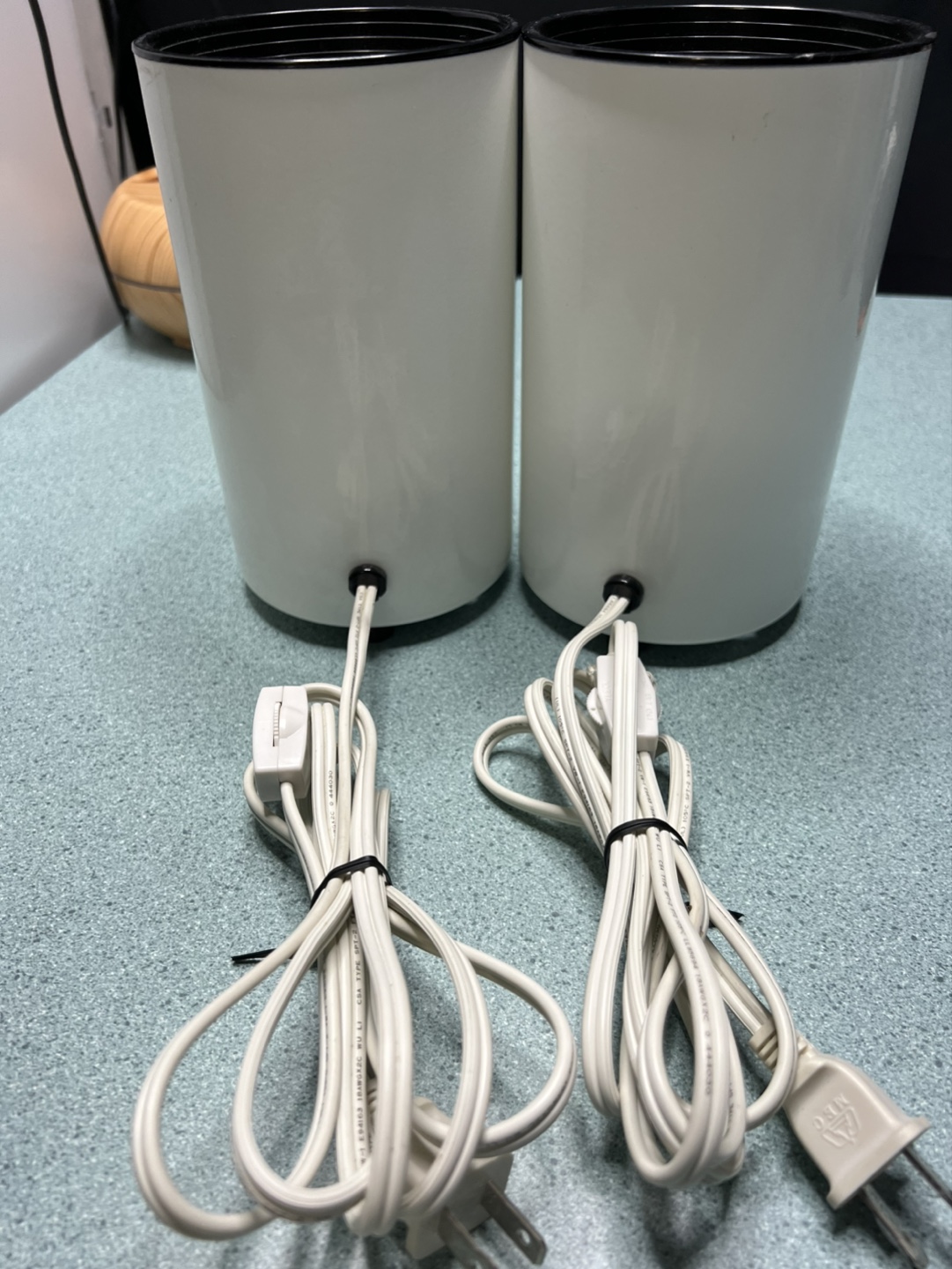 Pair of Vintage White Cylinder Table Lamps - photo 4
