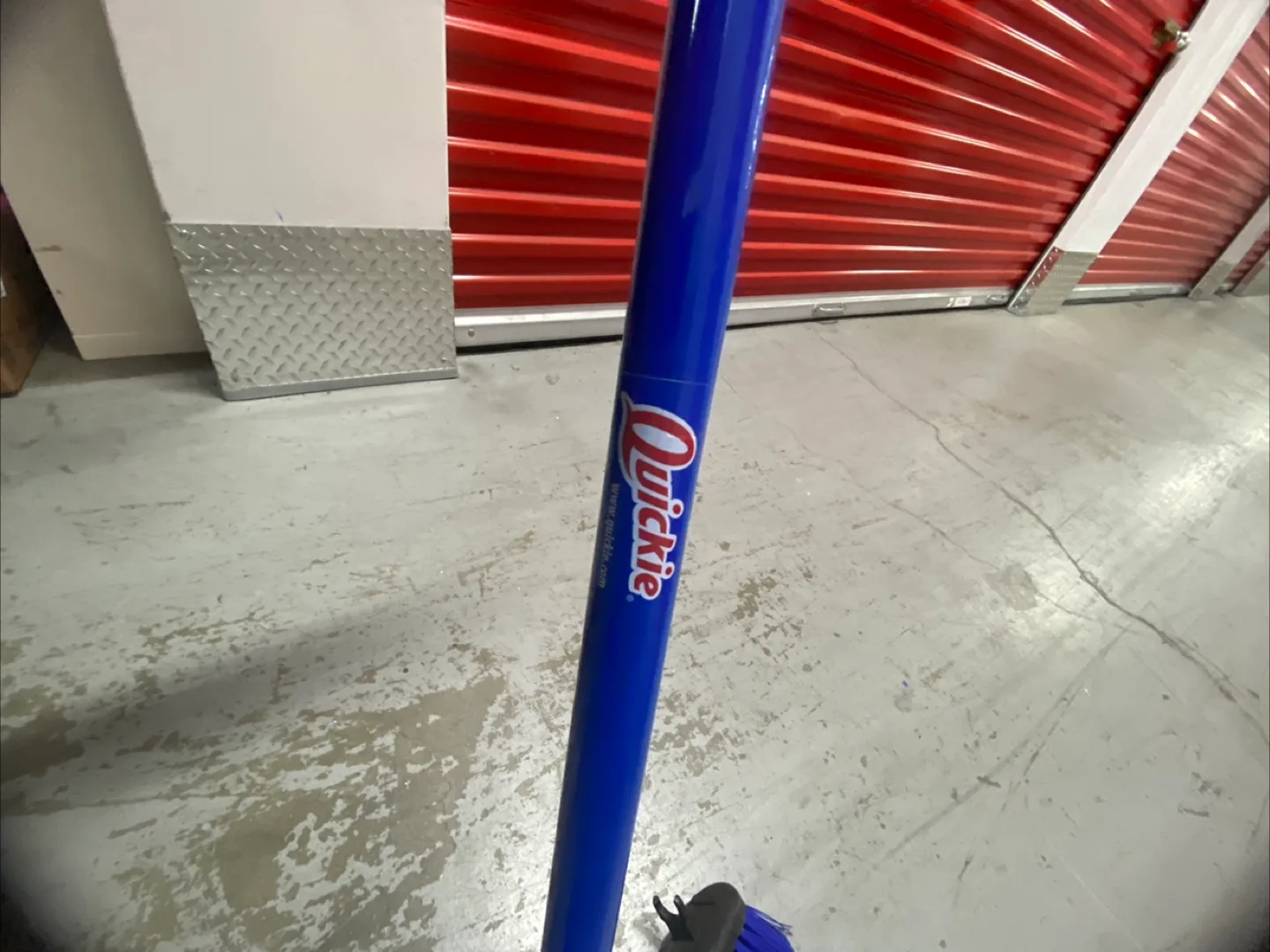 Quickie  Bulldozer Push Broom & Scrub Buddies Jumbo Dust Pan image indicator(4)