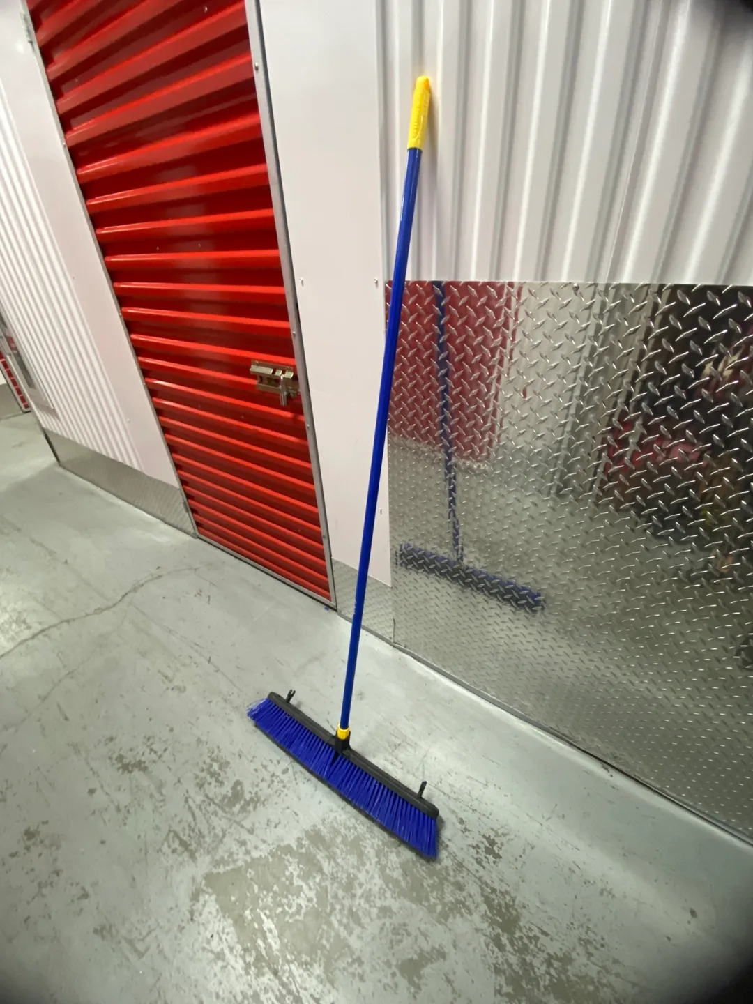 Quickie  Bulldozer Push Broom & Scrub Buddies Jumbo Dust Pan image indicator(6)